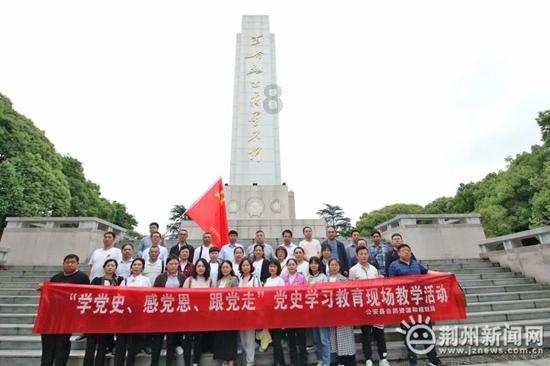 铁笼中的小鹿逃脱