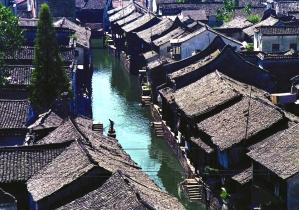 1939年，一风尘女子被困地窖，死后被铁钩勾出来时，其状惨不忍睹