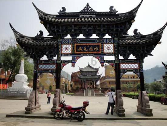 李白的《对酒》是在什么时期创作的？这首诗是为谁而写的？游戏画面